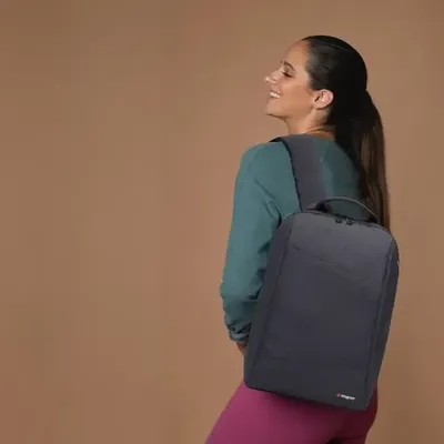 Mochila Poliester Acolchada Para Notebook Gris Oscuro